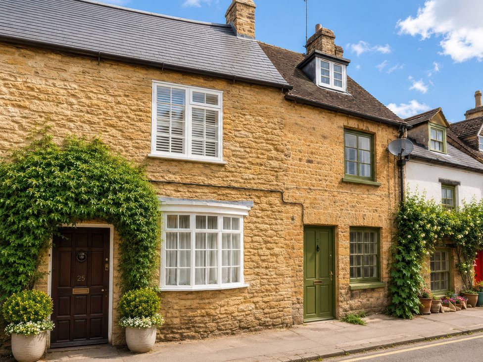 A stone house with windows and doors at 29 Spring Street in Chipping Norton