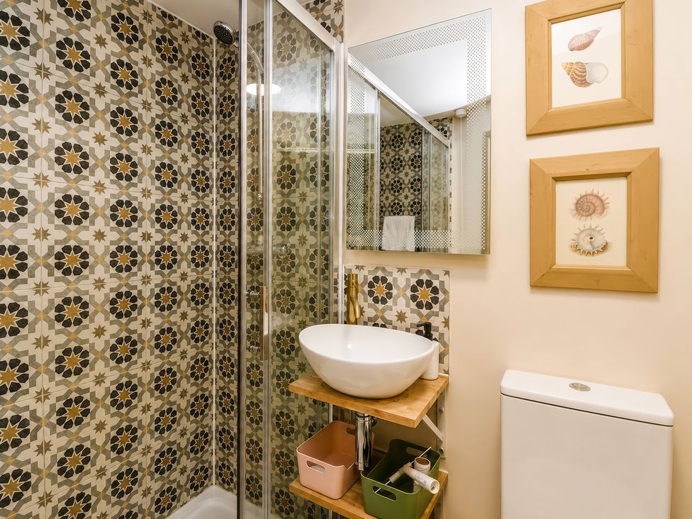 A bathroom with shower and sink at 29 Spring Street Chipping Norton