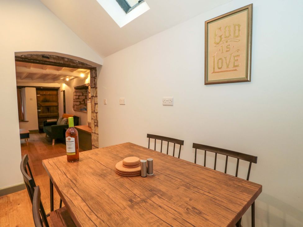 A dining room with a wooden table and chairs at 6 Priory Lane Burford