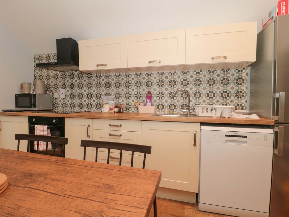 A kitchen with cabinets and appliances in 6 Priory Lane, Burford