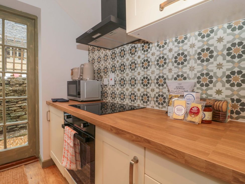 A kitchen with a microwave and oven at 6 Priory Lane Burford