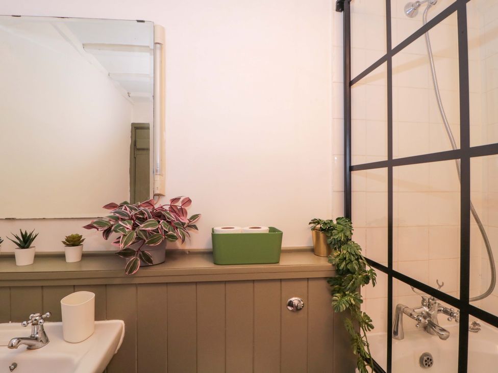 A bathroom with a sink and shower at 6 Priory Lane Burford