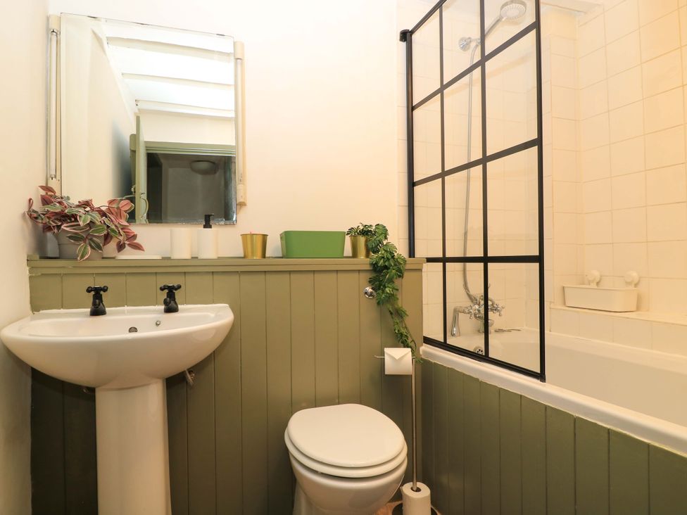 A bathroom with a sink, toilet, and bathtub at 6 Priory Lane Burford