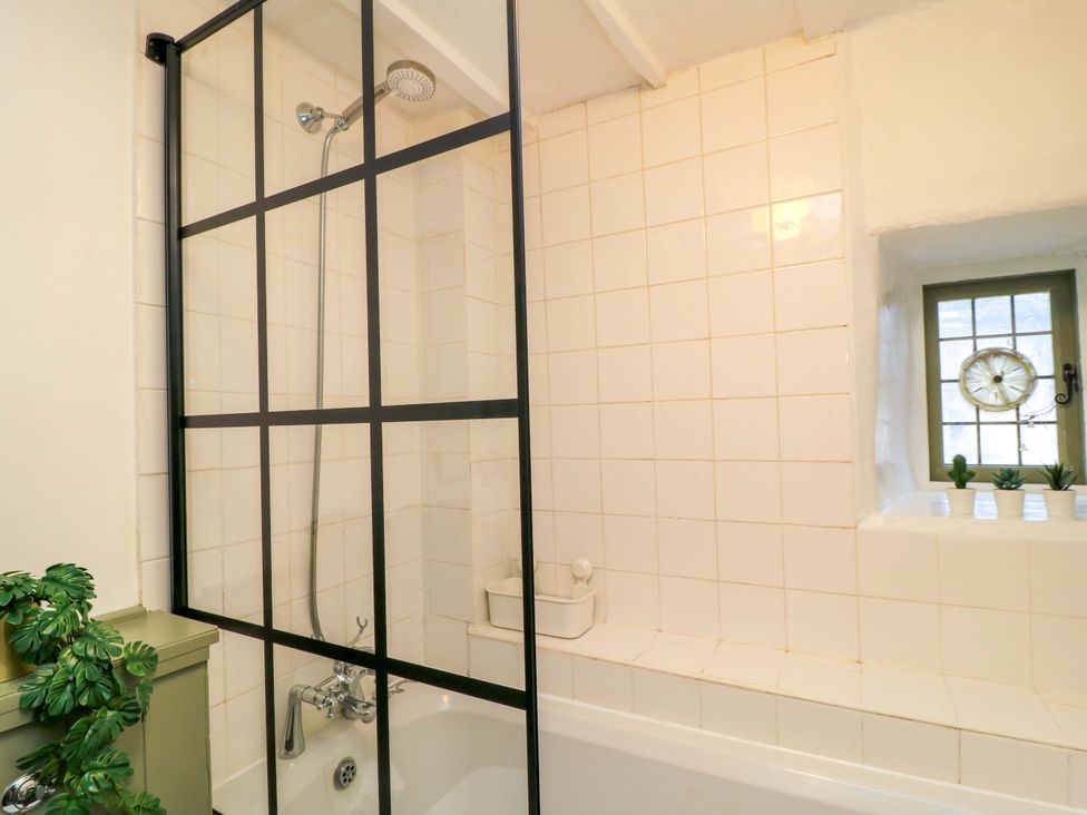 A bathroom with a shower and bathtub at 6 Priory Lane Burford