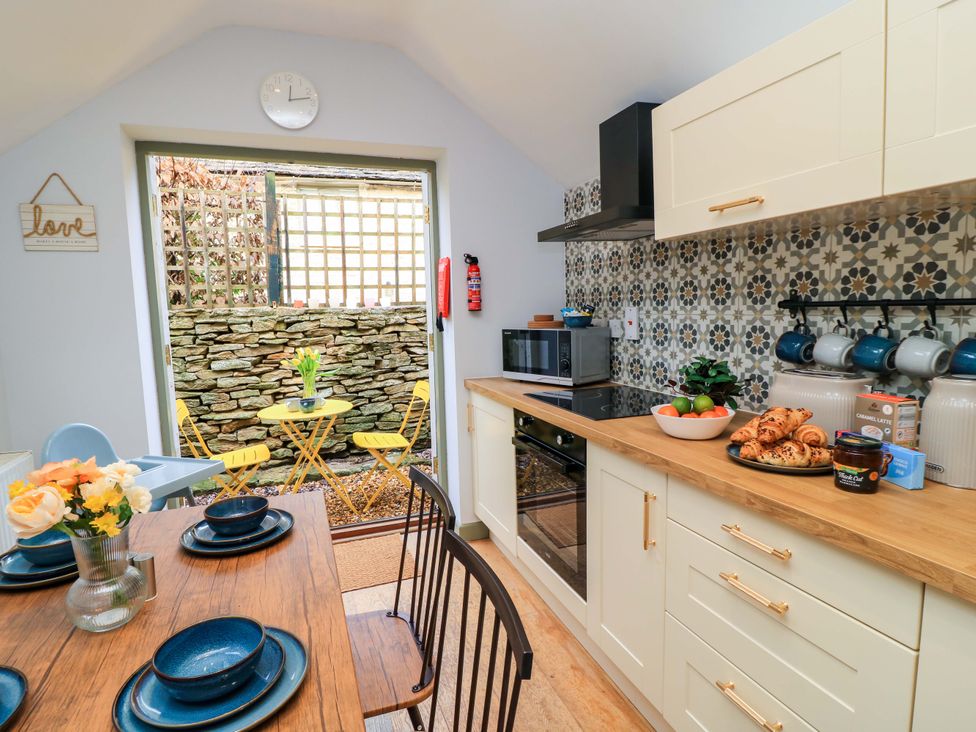 A kitchen with oven and dining area at 6 Priory Lane Burford