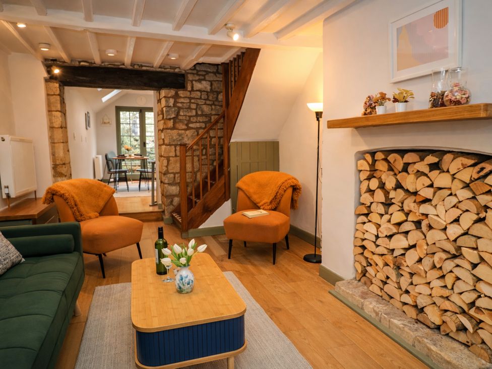 A living room with a sofa and chairs at Burford Apple in Burford