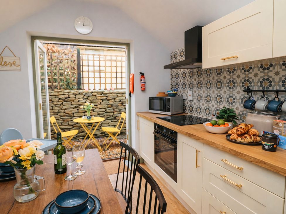A kitchen with table and chairs at Burford Apple in Burford