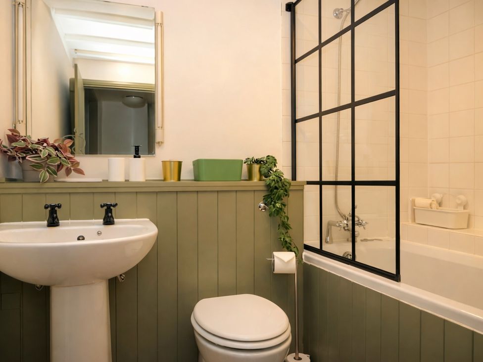 A bathroom with a sink, toilet, and shower at Burford Apple in Burford
