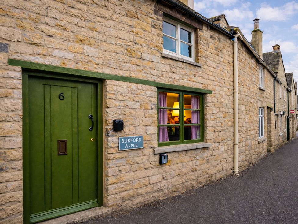 An exterior view of a house with a green door and window at Burford Apple, Burford