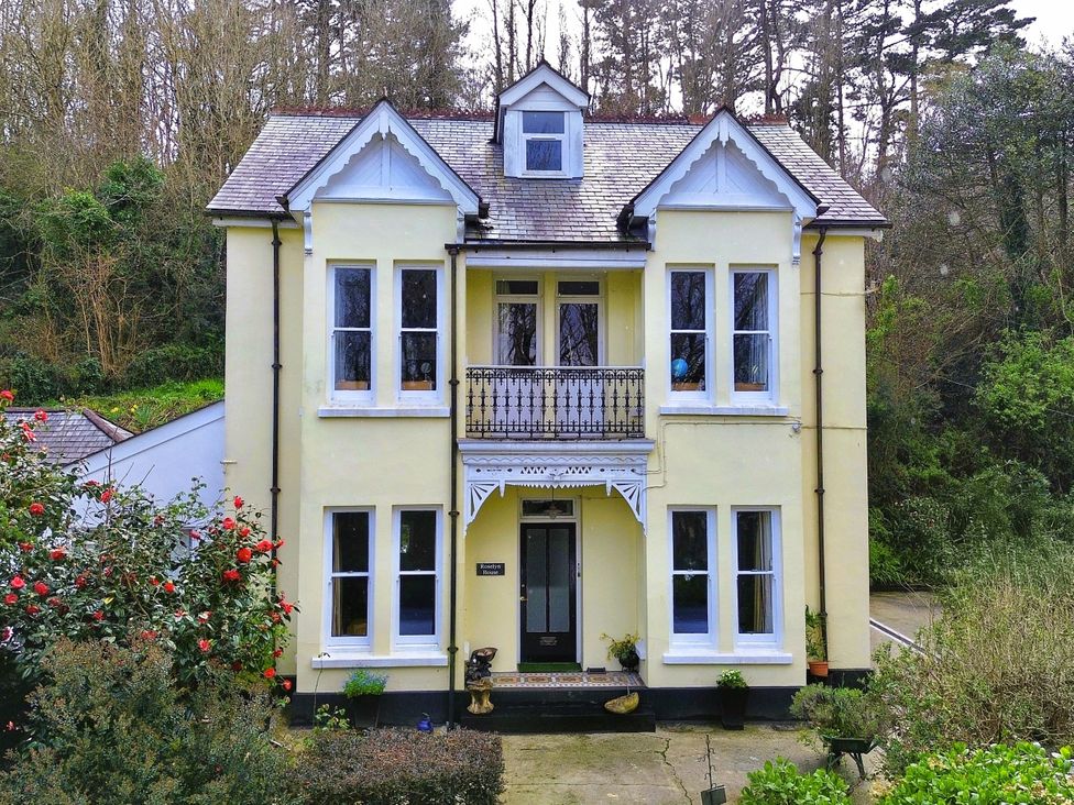 A house with balcony and garden area at Roselyn House in Par