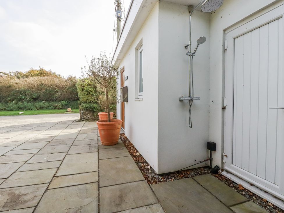 An outdoor area with a shower and a planter at Hillbre in Trevone
