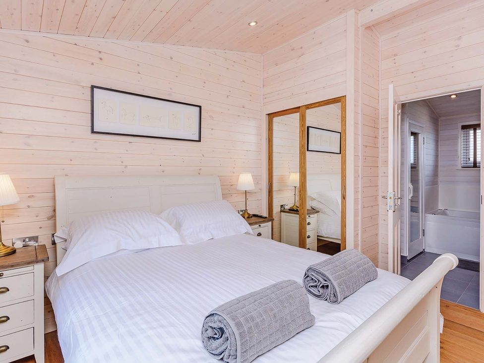 A bedroom with a bed and lamps at Typhoon Lodge in Winchester