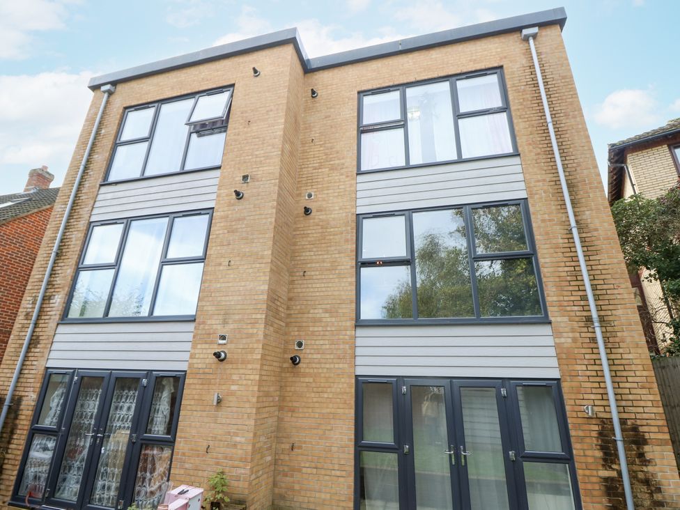 An exterior view of a multi-story building with windows and doors at Cosy Southampton Apartment in Southampton