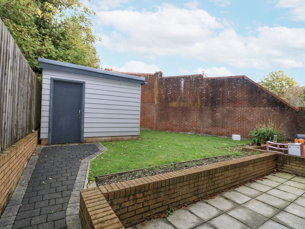 A garden with a shed and pathway at Cosy Southampton Apartment in Southampton