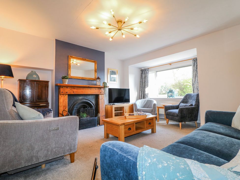 A living room with a sofa and armchairs at Scamnel in Eccleshall