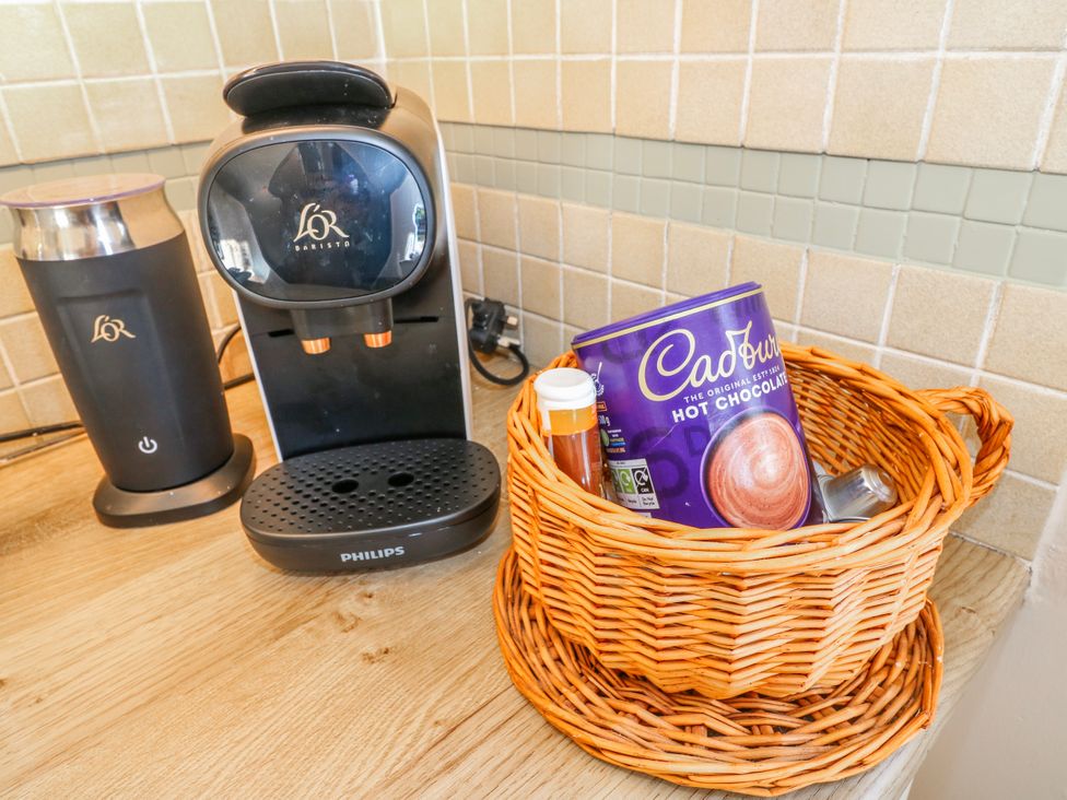 A coffee machine and milk frother with a basket containing hot chocolate at Scamnel in Eccleshall