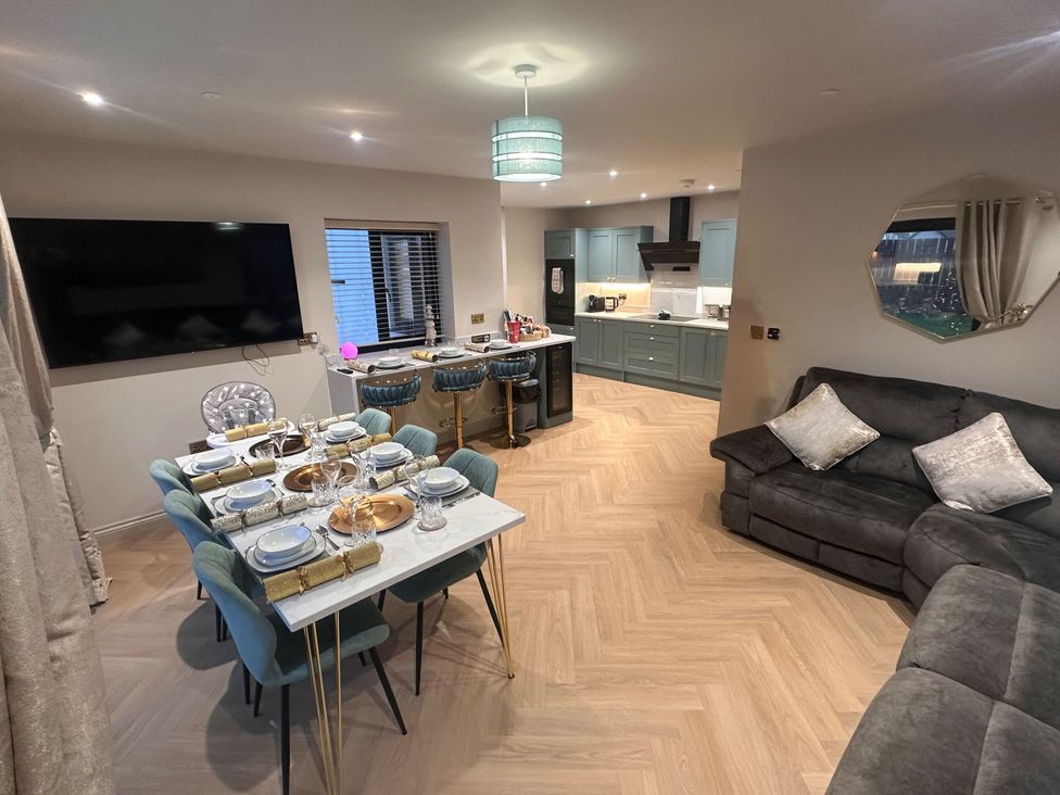 A dining room with table and chairs at Pistyll Ddu in Llanfairpwllgwyngyll