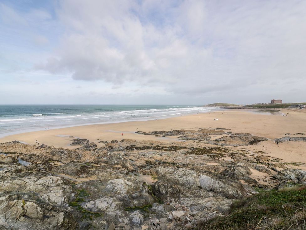 A beach with sand and rocks at Poolside St Columb Major