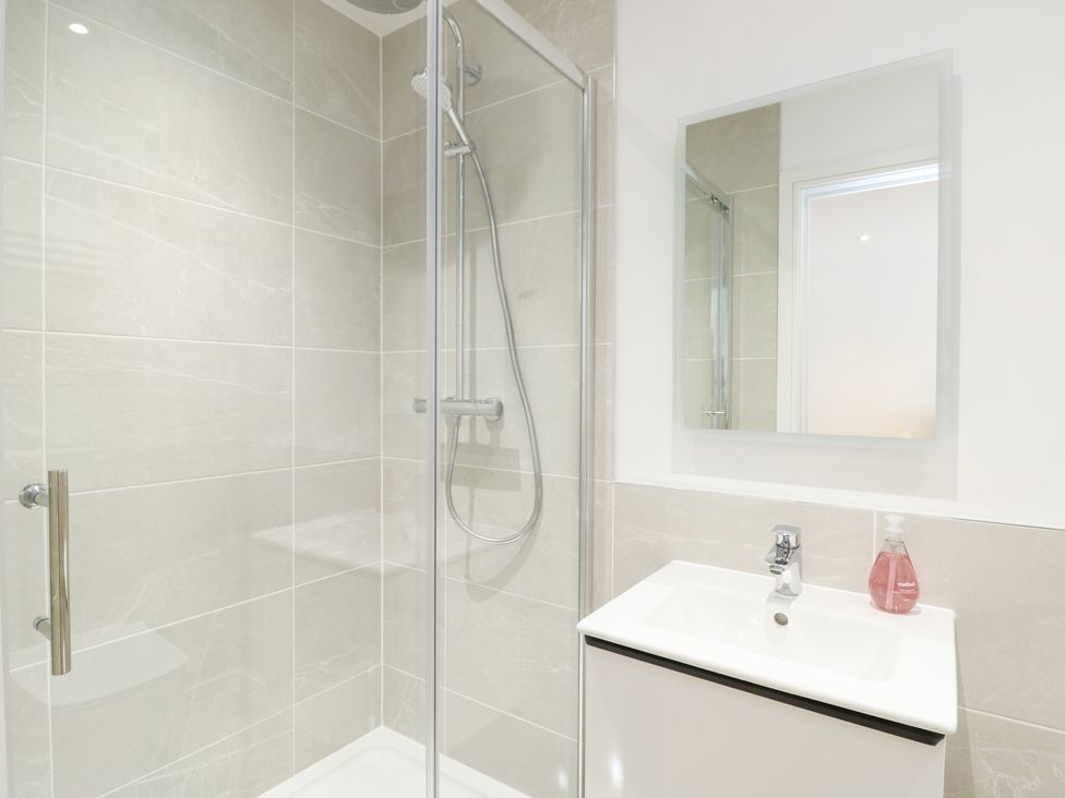 A bathroom featuring a shower and sink at Glynllifon 4 in Marianglas