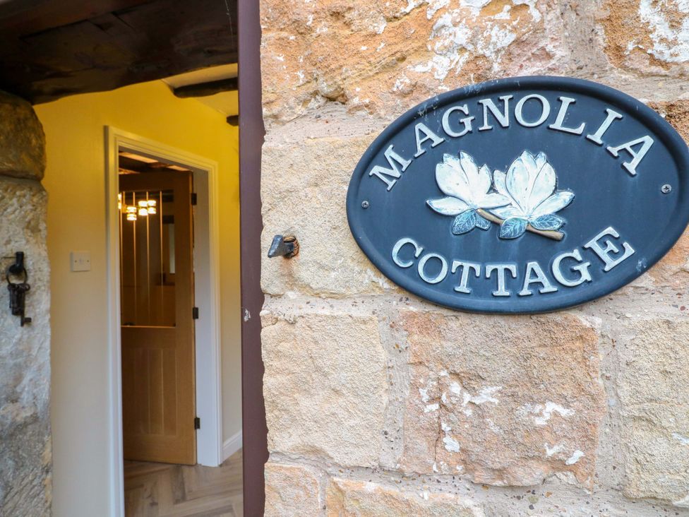 An entrance view with a sign at Magnolia Cottage in Nottingham