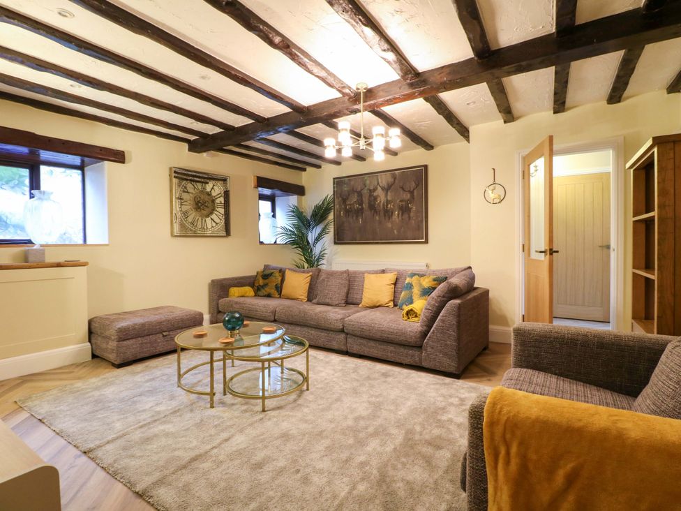 A living room with a sofa and coffee table at Magnolia Cottage in Nottingham