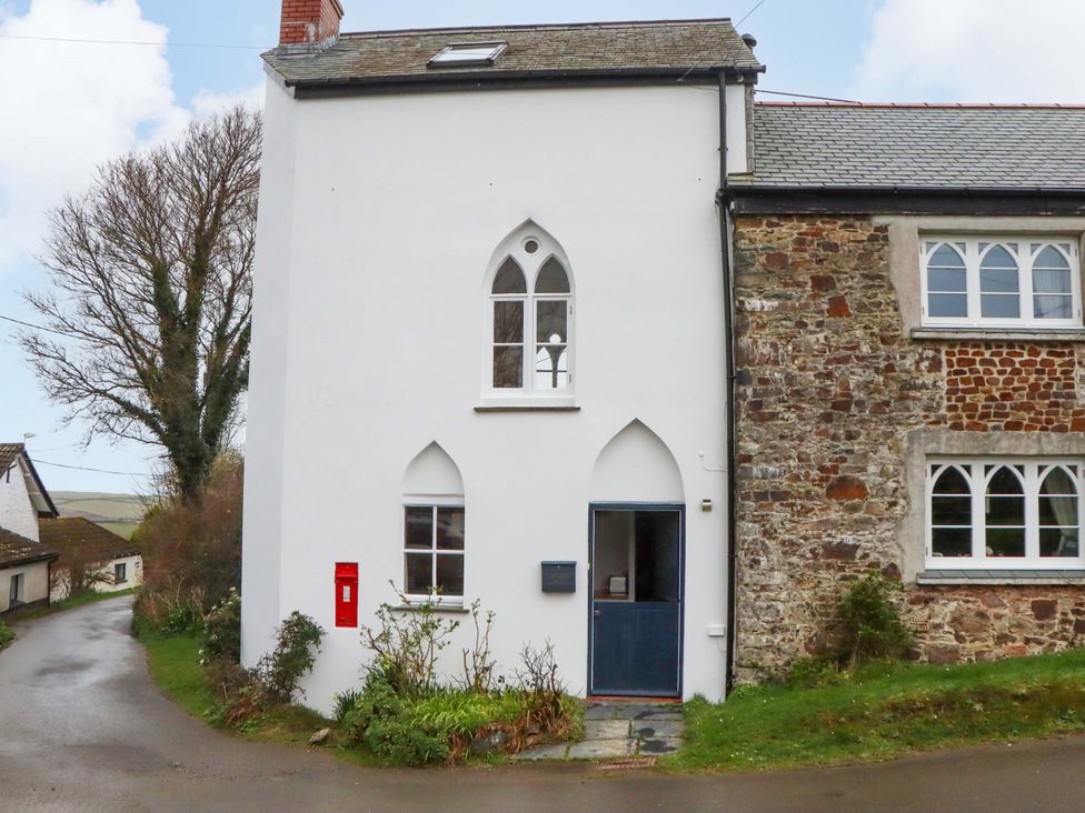 A building with a door and windows at The Old Sunday School in Welcombe near Kilkhampton