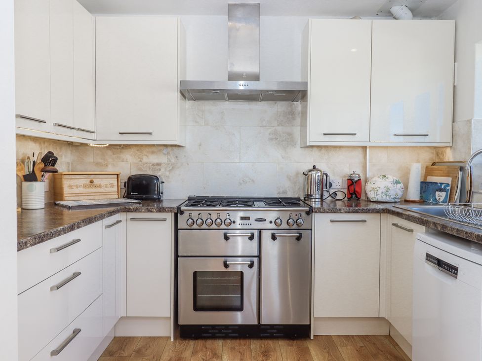 A kitchen with an oven and stove at Woodbury in Teignmouth