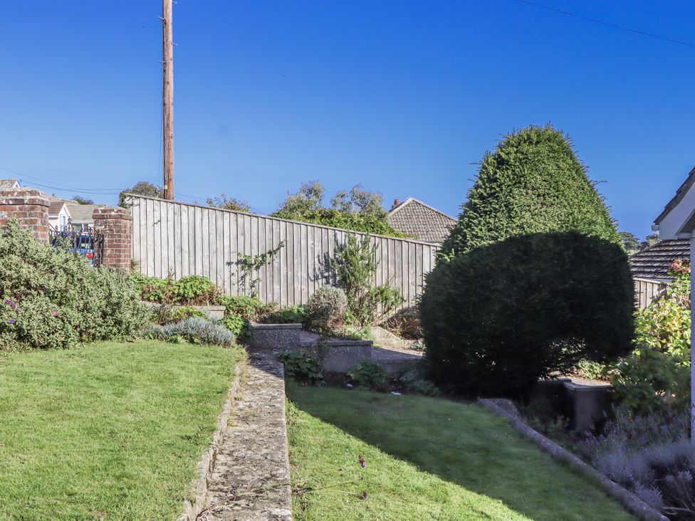 A garden with grass and hedges at Woodbury in Teignmouth
