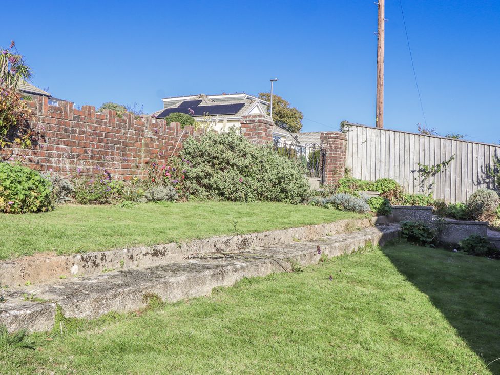 A garden with grass and steps at Woodbury in Teignmouth