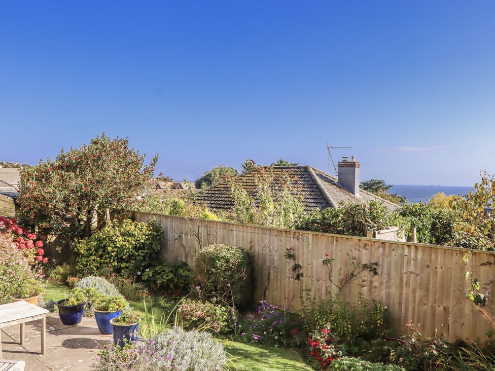 A garden with plants and a fence at Woodbury Teignmouth