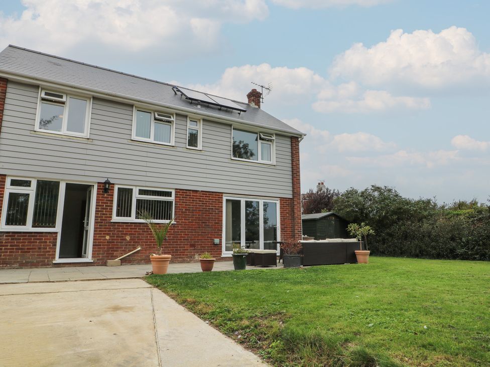 A house with a garden area at Walmer Court Farmhouse in Deal