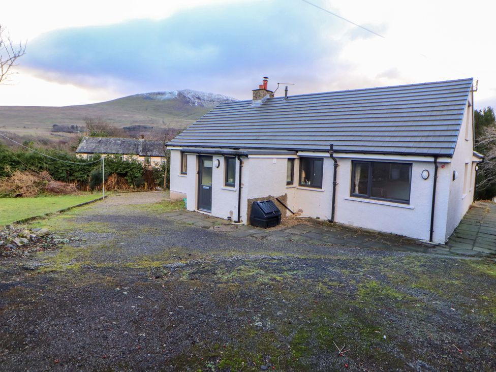 A house with a gravel yard and a mountain backdrop at Westerlodge in Threlkeld near Keswick