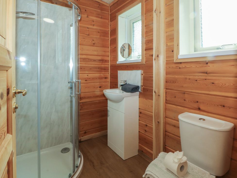 A bathroom with shower, sink, and toilet at Woodlands View in Leek
