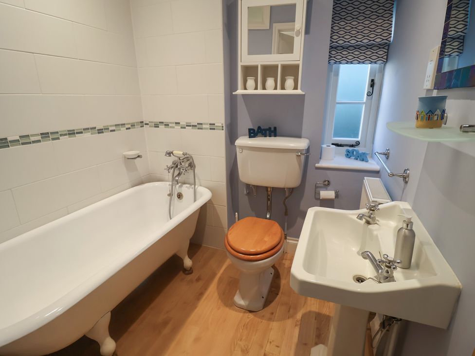A bathroom with a bathtub, toilet and sink at Nutshell in Aldeburgh