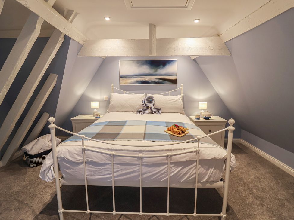 A bedroom with a bed and bedside tables at The Nutshell in Aldeburgh