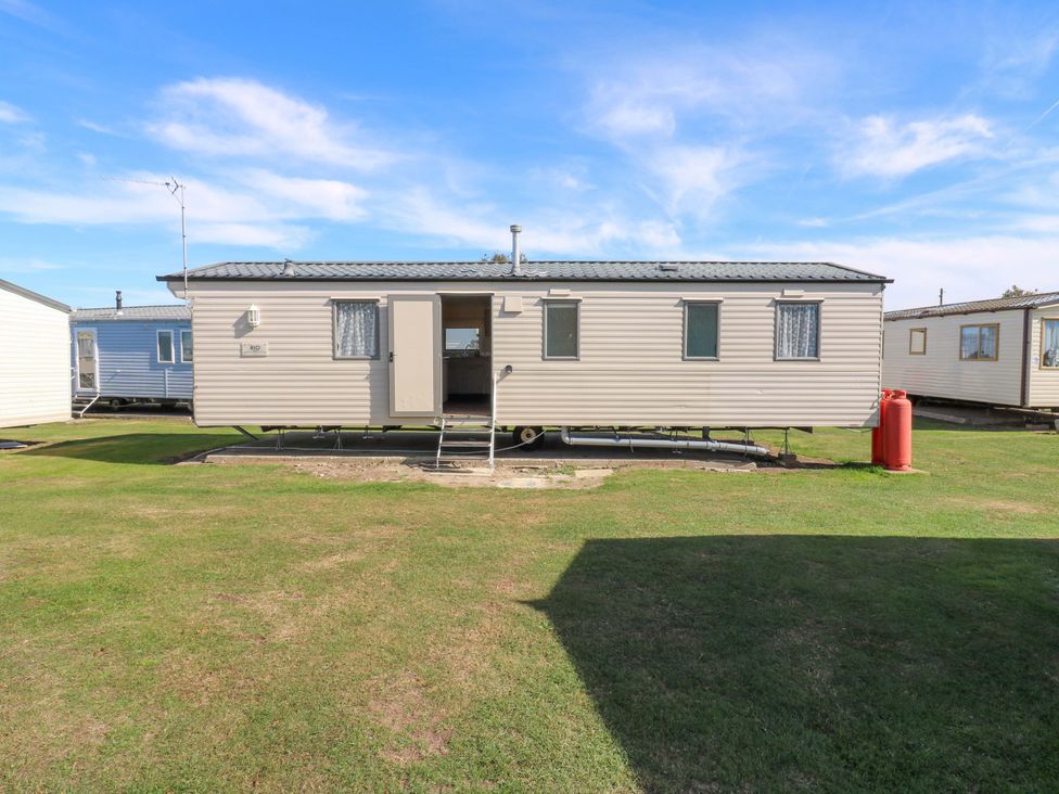 A caravan exterior with grass and blue sky at Luisa Family Caravan St. Osyth