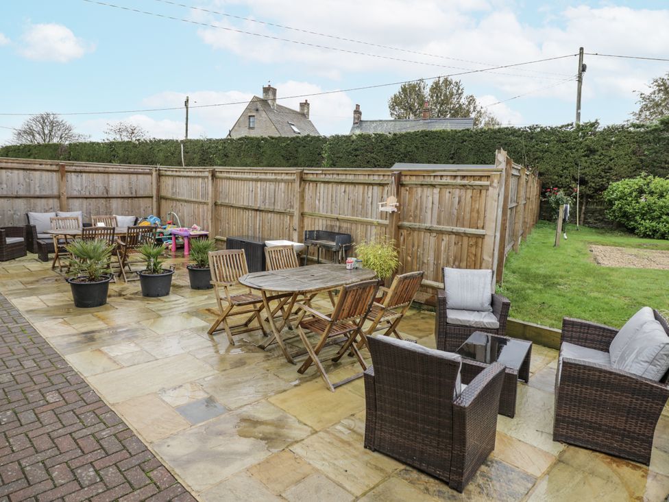 A garden with seating area and table at Rose Stables in Black Bourton near Bampton