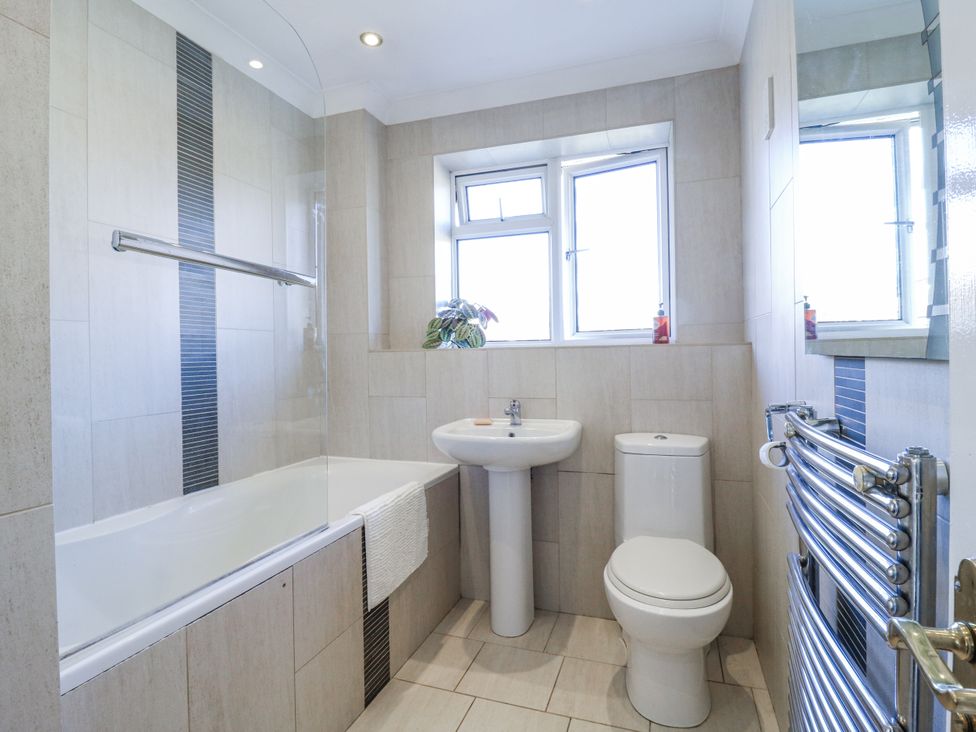 A bathroom with a bathtub, sink, and toilet at 32 Abbey Gardens