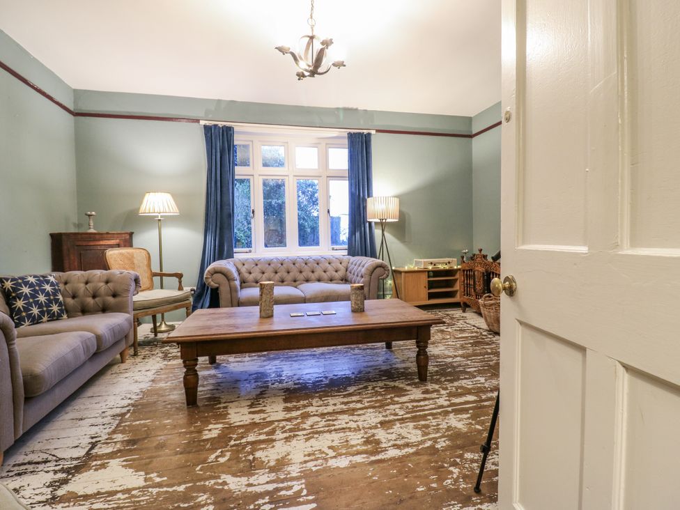 A living room with a sofa and a table at The Farmhouse in Whitchurch, Buckinghamshire
