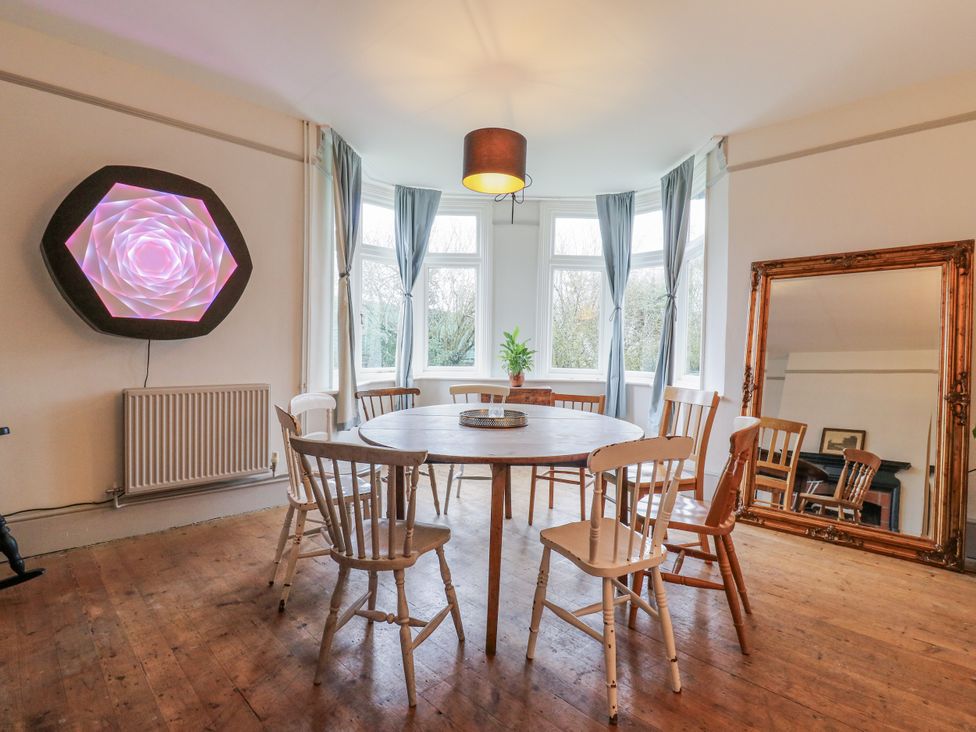 A dining room with a table and chairs at The Farmhouse in Whitchurch, Buckinghamshire