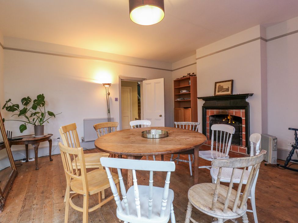 A dining room with a round table and chairs at The Farmhouse in Whitchurch, Buckinghamshire