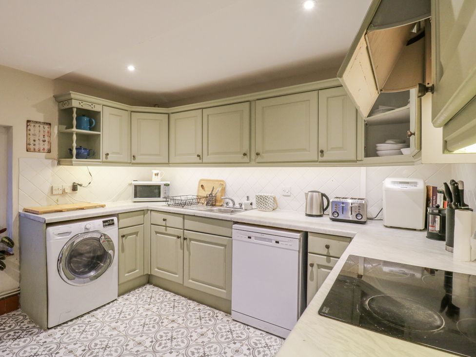 A kitchen with appliances and cabinets at The Farmhouse in Whitchurch, Buckinghamshire
