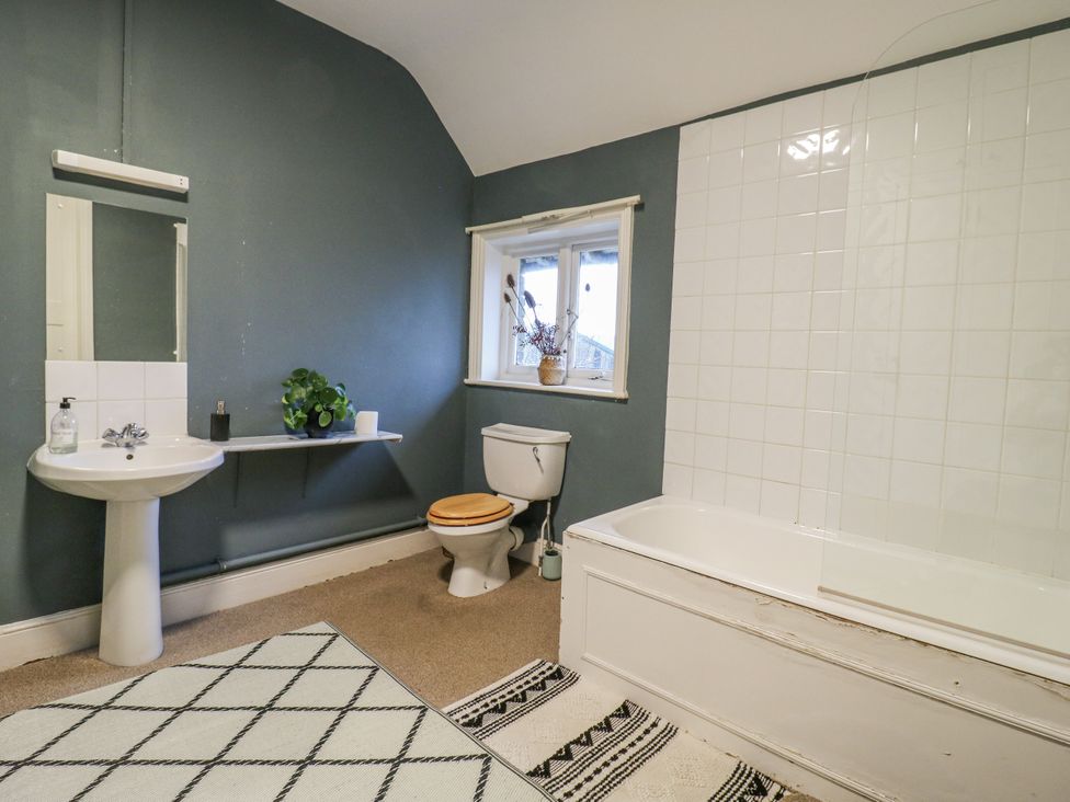 A bathroom with a bathtub, sink, and toilet at The Farmhouse in Whitchurch, Buckinghamshire