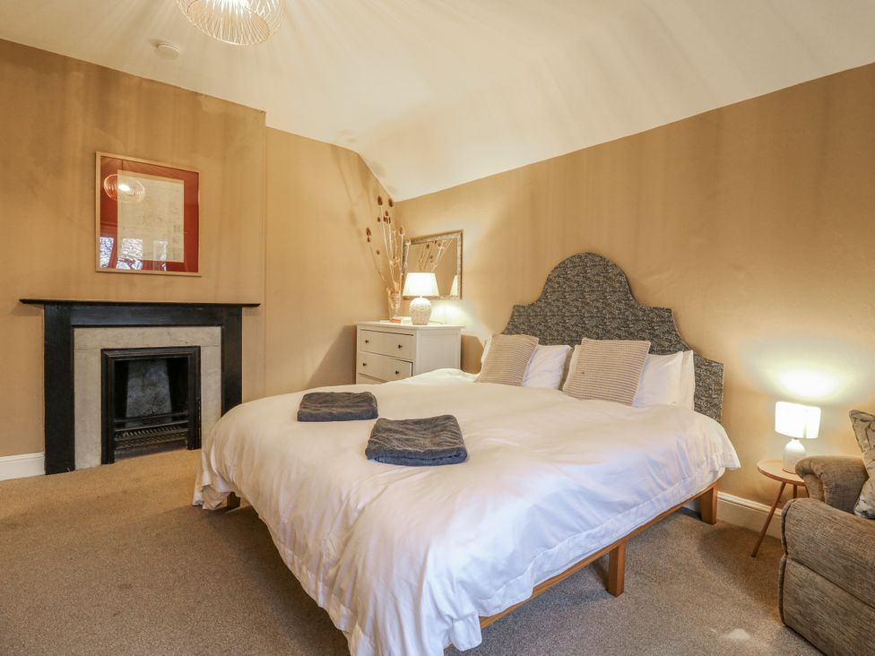 A bedroom with a bed and lamp at The Farmhouse in Whitchurch, Buckinghamshire