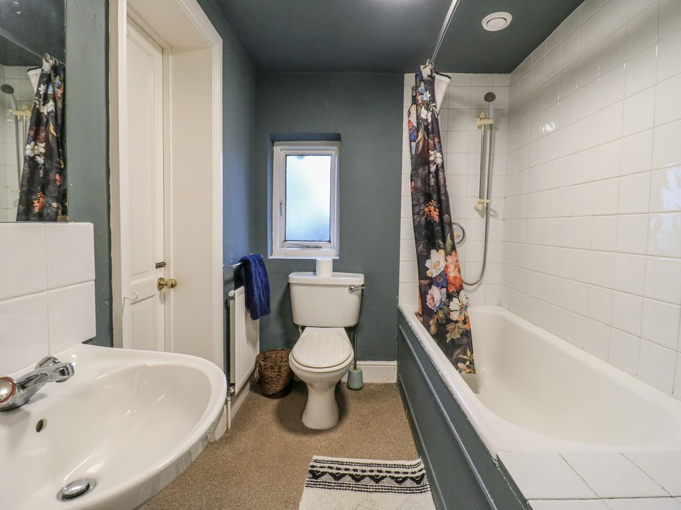 A bathroom with a sink, toilet and bathtub at The Farmhouse in Whitchurch, Buckinghamshire