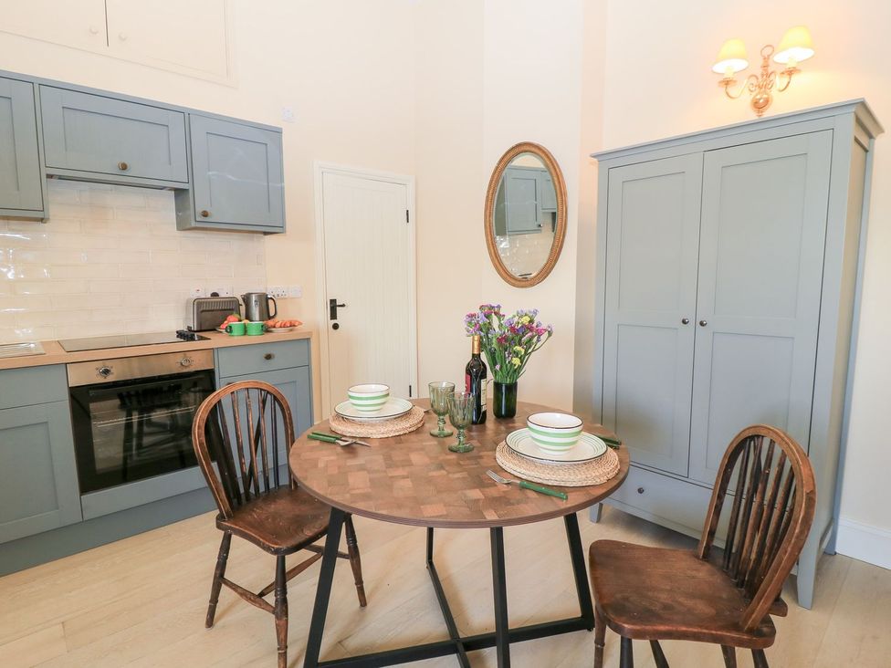 A kitchen with a dining table and chairs at Woodcock Studio in Andoversford near Cheltenham