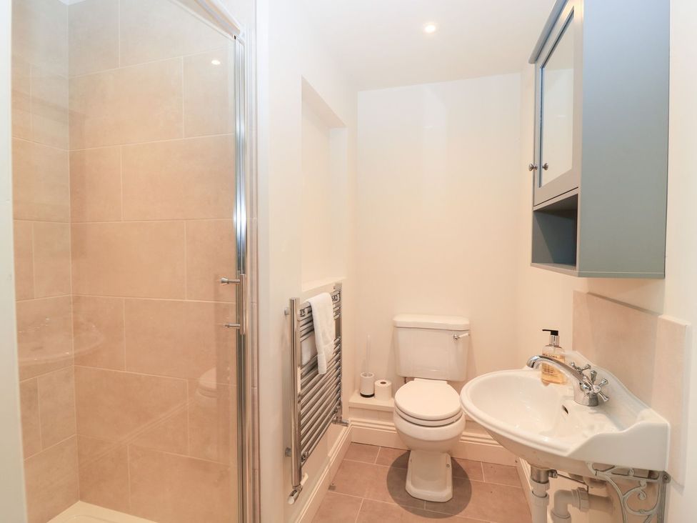 A bathroom with a shower, toilet, and sink at Woodcock Studio in Andoversford near Cheltenham