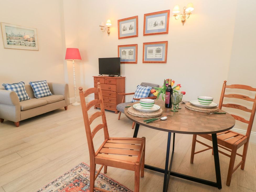 A dining room with a table and chairs at Swallow Studio Andoversford near Cheltenham