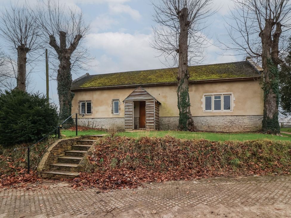 A house with steps leading to the entrance at Swallow Studio in Andoversford near Cheltenham
