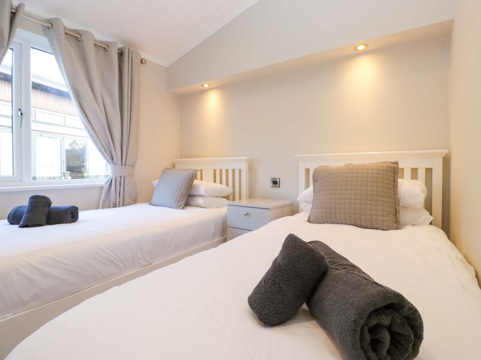 A bedroom with two beds and pillows at 7 Lake View, Lake View 7, White Cross Bay near Windermere